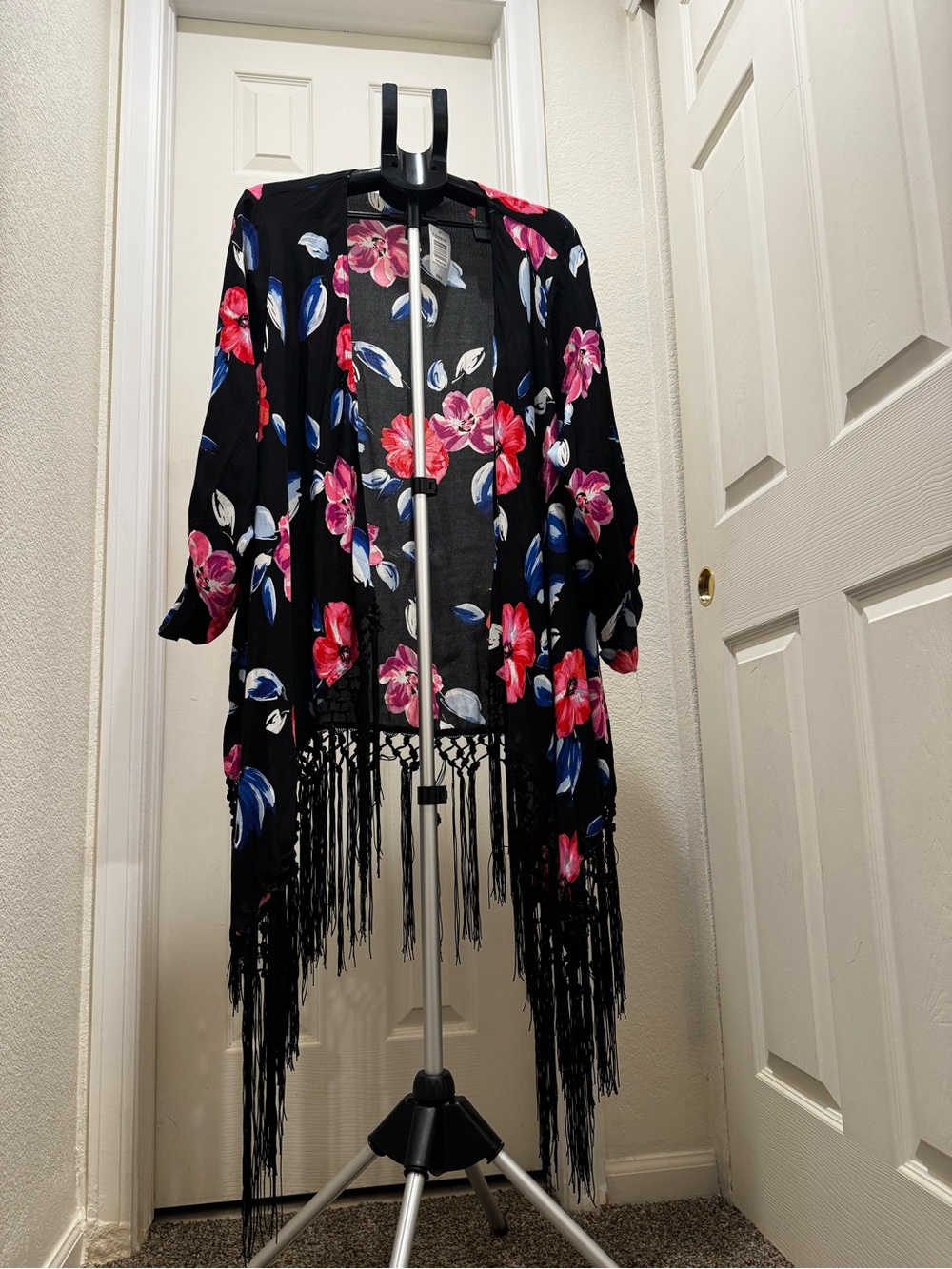 💗 Torrid | Black Floral Fringe Open-Front Kimono with Pink & Blue Blooms 3x